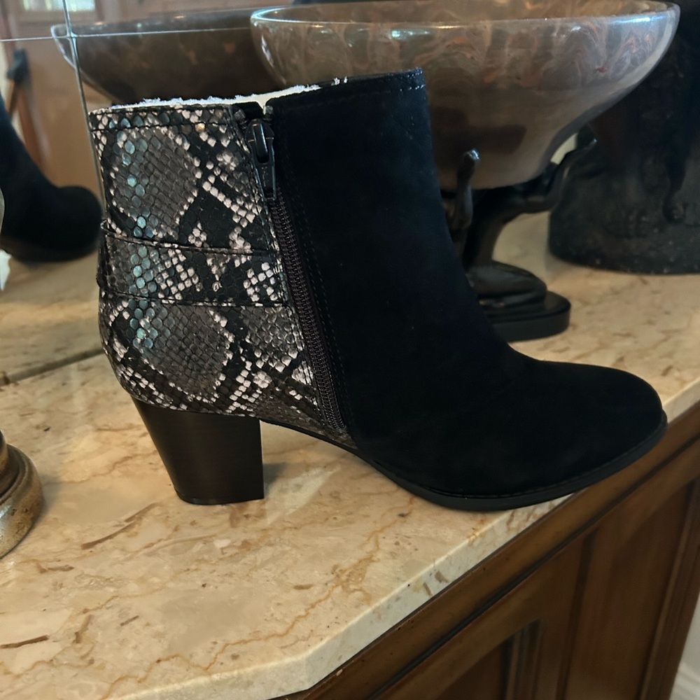 Vionic Naomi Snake bootie, new in box size 8
